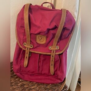 Fjallraven Rucksack No. 21 Medium Backpack in magenta